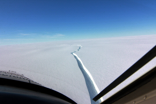 지난달 9일(현지시간) 영국 남극자연환경연구소(BAS)가 촬영한 브런트 빙붕의 균열 모습. [BAS/EPA=연합뉴스]